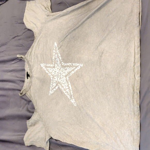 Torrid cold should Tshirt. Size 1 - Picture 1 of 6